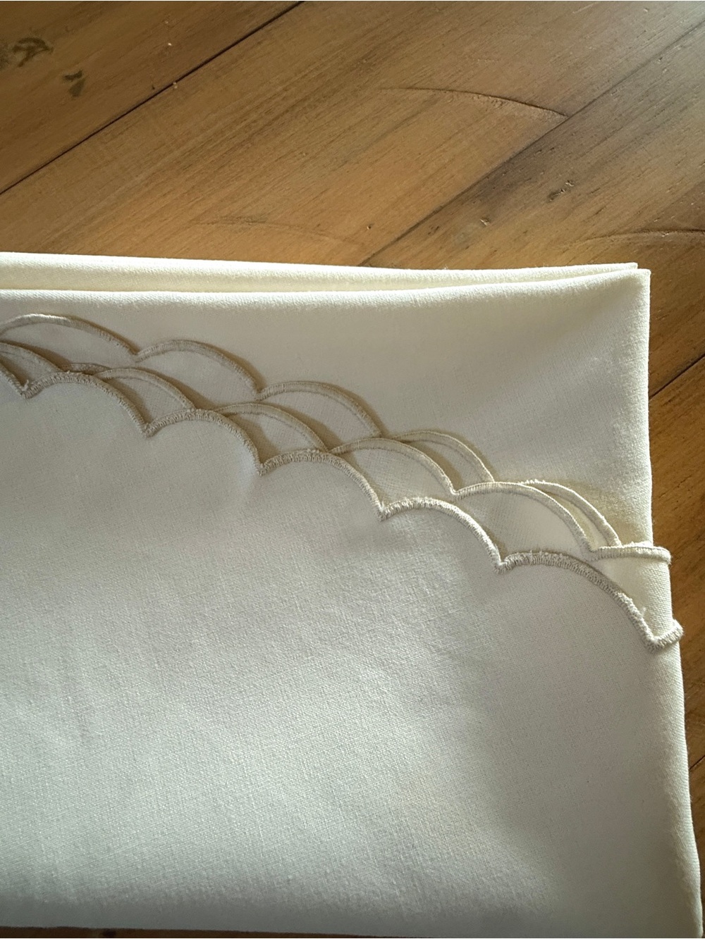 Made in Portugal 66” Round Tablecloth cream Scalloped Edge Linen Look Unused